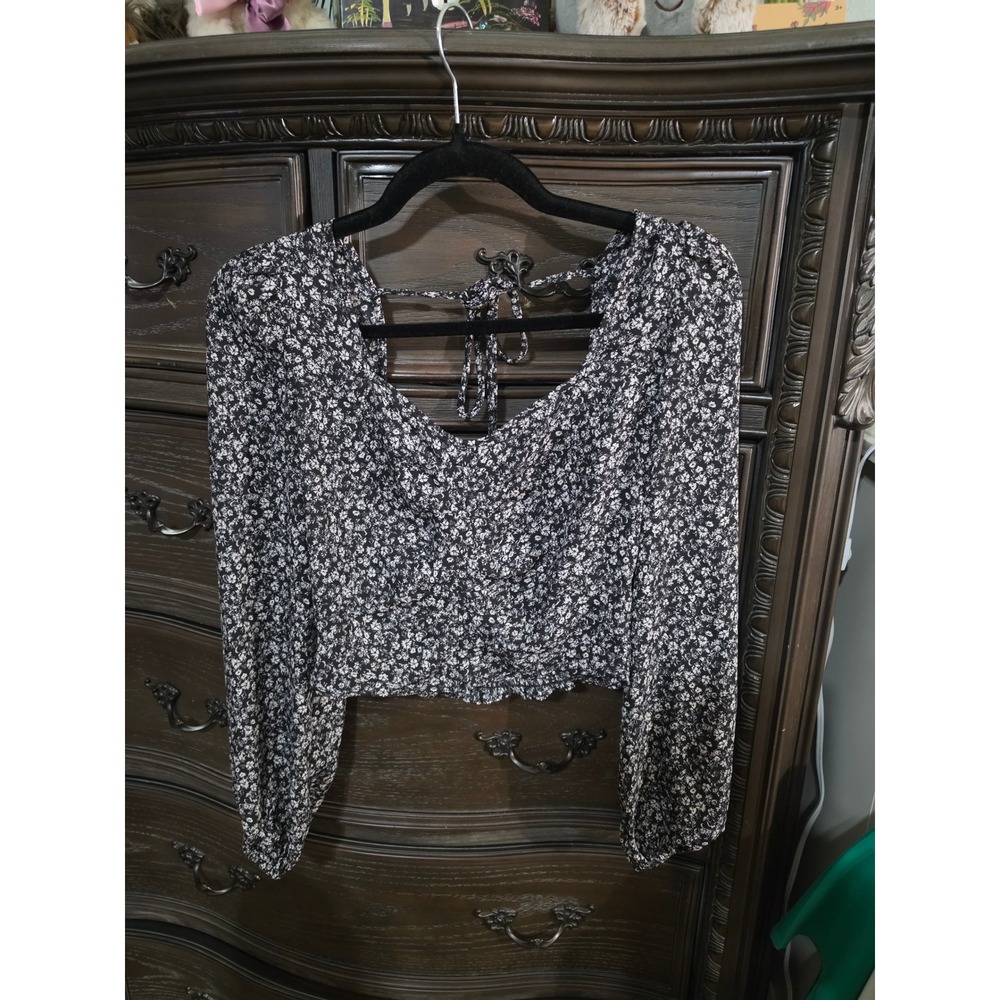 Altar'd State Black White Floral Smocked Back Crop Top Long Sleeve BE22099 Small